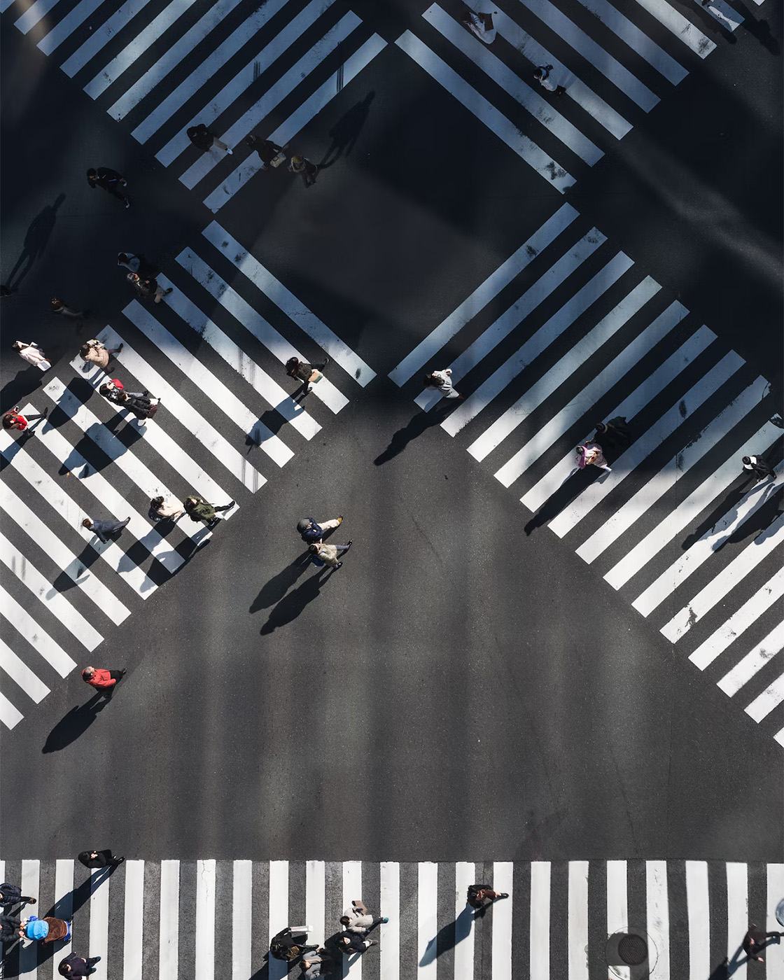 スクランブル交差点を行き交う人々を真上から撮影した写真